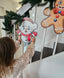 Kind hängt Weihnachtsfiguren von MiMa Popp auf